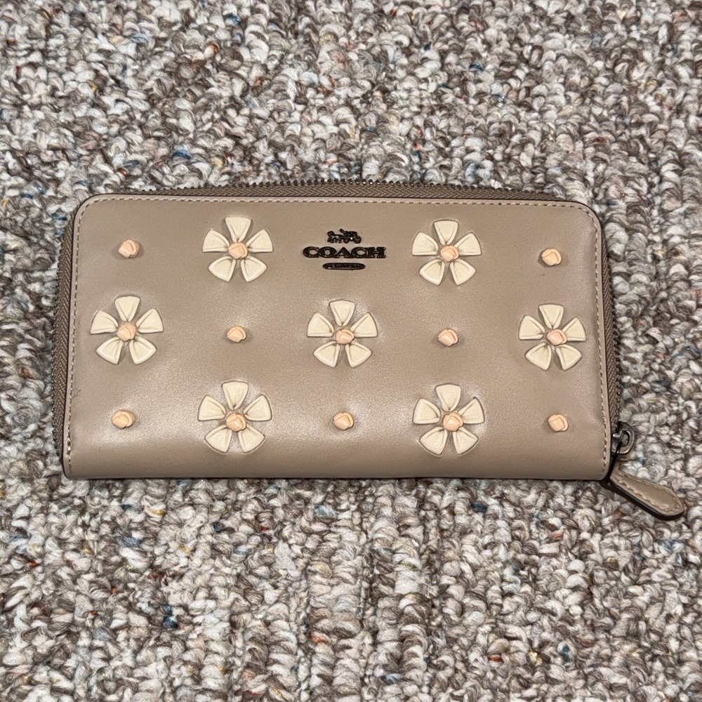COACH Tea Rose Daisy Medium Zip‎ Wallet NWOT Tan Taupe Knotted  Leather Floral